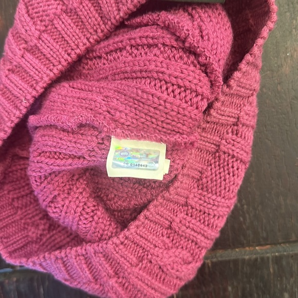 Women’s Canada Goose toque - Picture 3 of 3